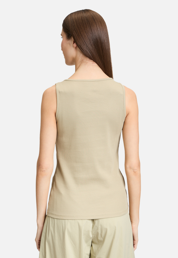 Basic-Top mit Rundhalsausschnitt / Modellfoto Rückseite