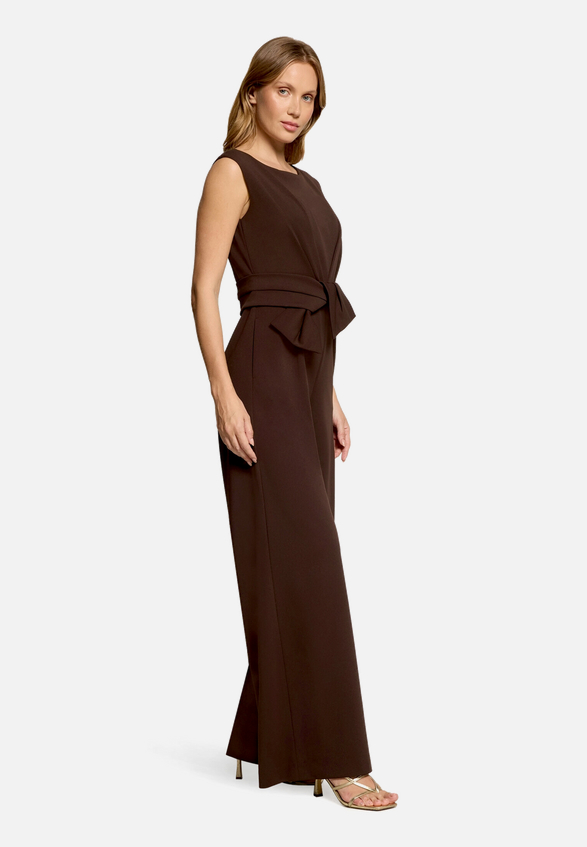 Jumpsuit mit weitem Bein / Modellfoto Vorderseite (Outfit)