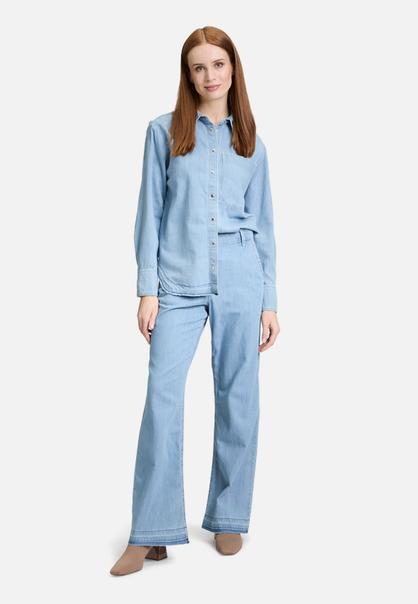 Casual-Hose mit offenem Saum / Modellfoto Vorderseite (Outfit)