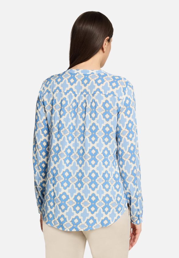 Blusenshirt mit Muster / Modellfoto Rückseite