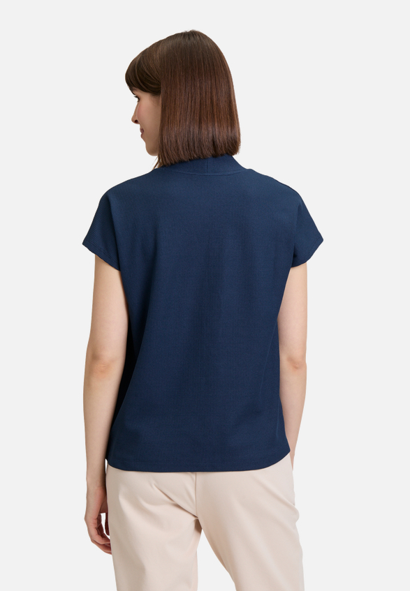 Casual-Shirt mit V-Ausschnitt / Modellfoto Rückseite