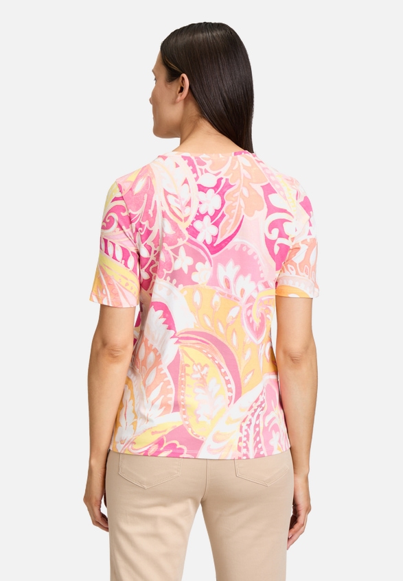 Basic Shirt mit Print / Modellfoto Rückseite