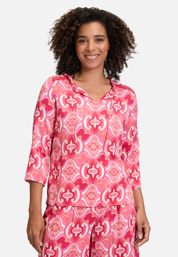 Casual-Bluse mit Rüschen / Modellfoto Vorderseite