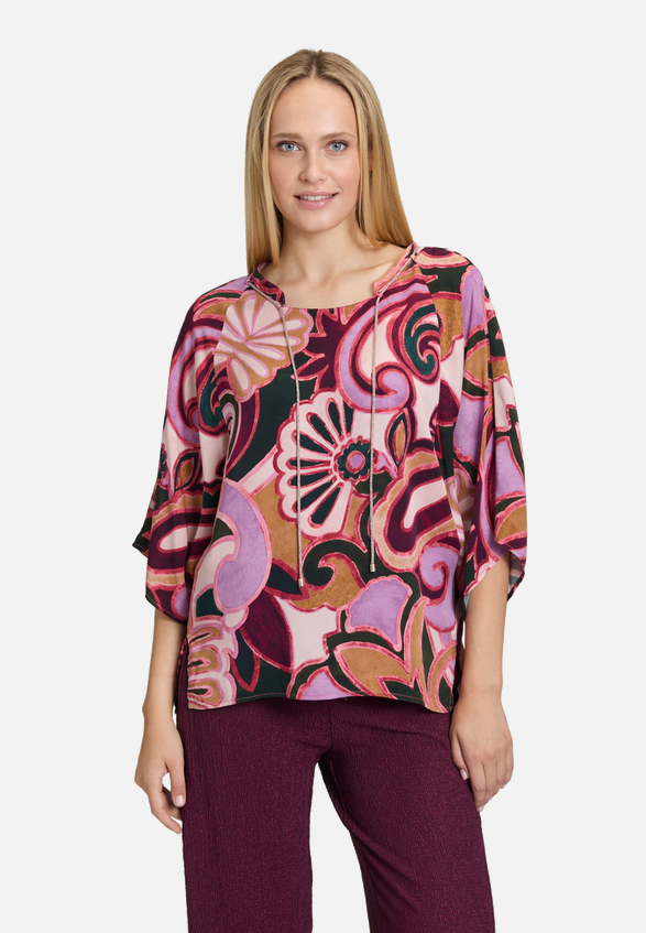 Casual-Bluse mit Muster / Modellfoto Vorderseite