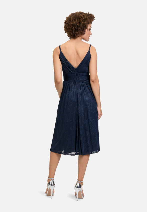 Abendkleid im Glitzer-Look / Modellfoto Rückseite