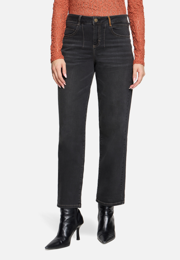 Used Look-Jeans mit Waschung / Modellfoto Vorderseite