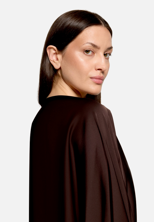 Satin-Bluse mit Fledermausärmeln / Detailbild