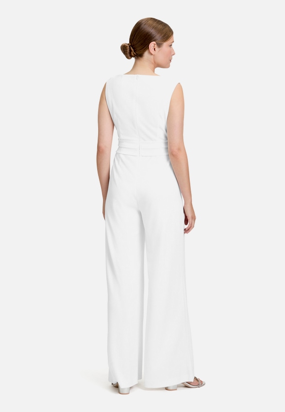 Jumpsuit mit weitem Bein / Modellfoto Rückseite