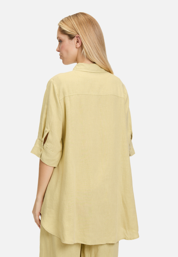 Leinenbluse mit Kragen / Modellfoto Rückseite