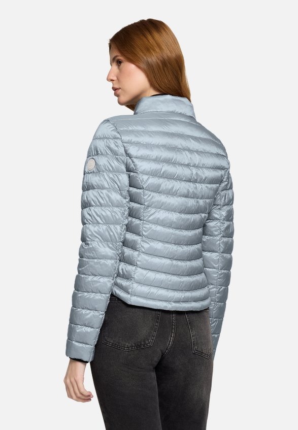 Steppjacke mit Stehkragen / Modellfoto Rückseite