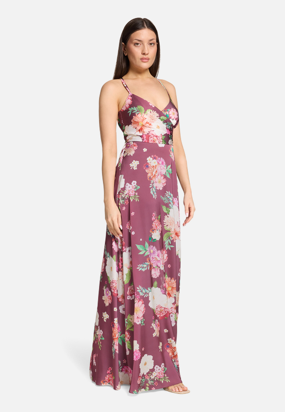 Abendkleid mit V-Ausschnitt / Modellfoto Vorderseite (Outfit)