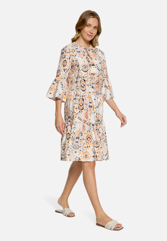 Stufenkleid mit Print / Modellfoto Vorderseite (Outfit)