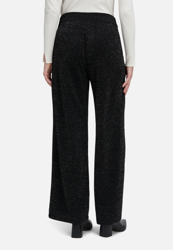 Marlene-Hose im Glitzer-Look / Modellfoto Rückseite