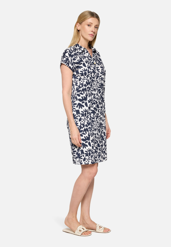 Casual-Kleid mit überschnittenen Ärmeln / Modellfoto Vorderseite (Outfit)