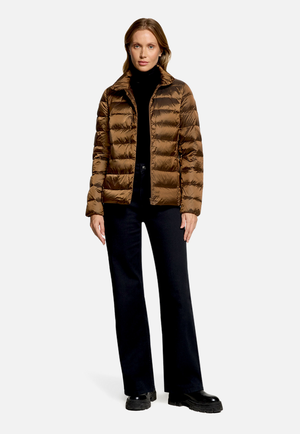 Daunenjacke   mit Stehkragen / Modellfoto Vorderseite (Outfit)