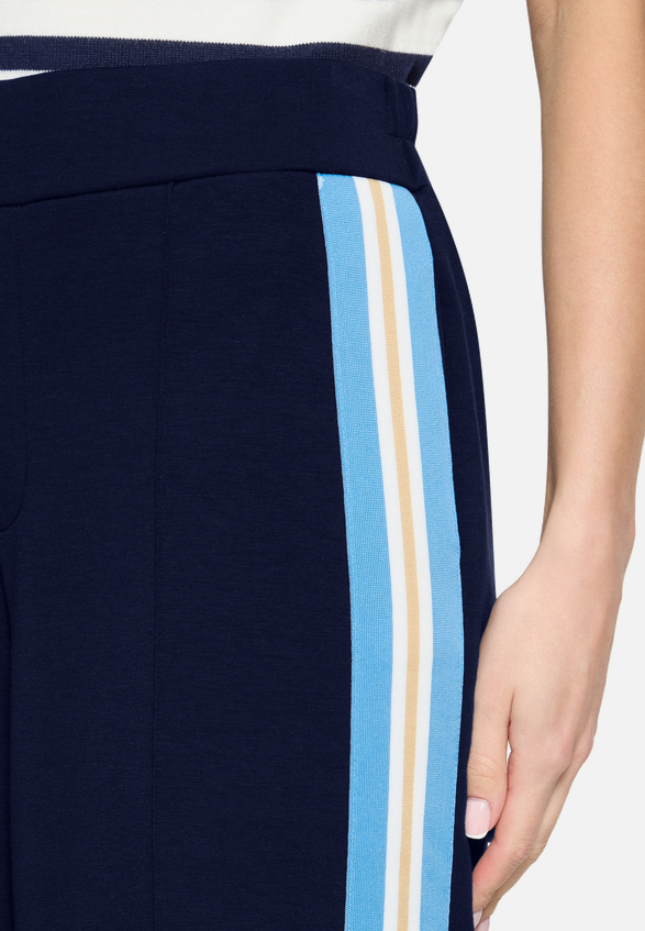 Casual-Hose mit Galonstreifen / Detailbild