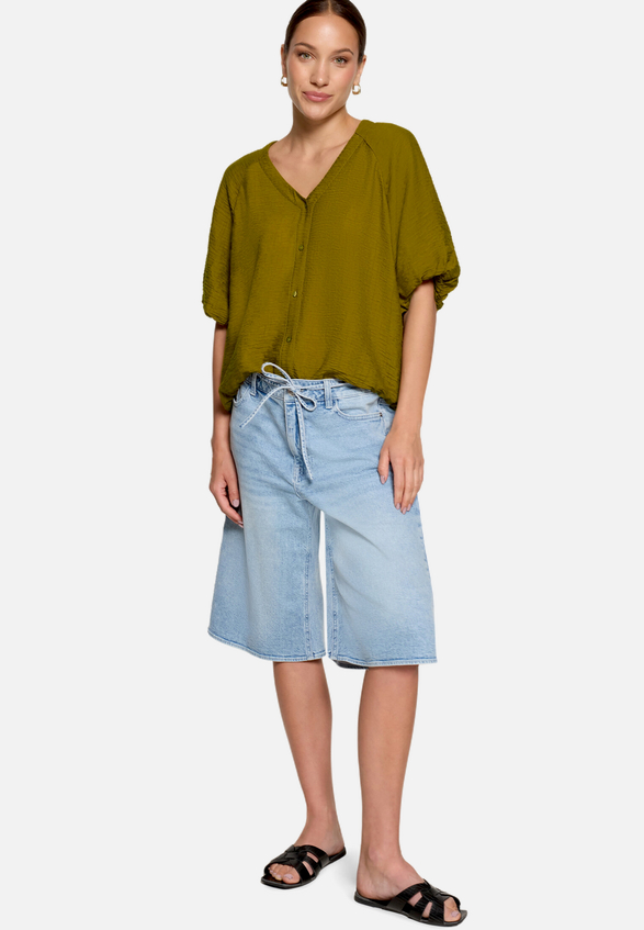 Kurzarm-Bluse mit Bindeband / Modellfoto Vorderseite (Outfit)