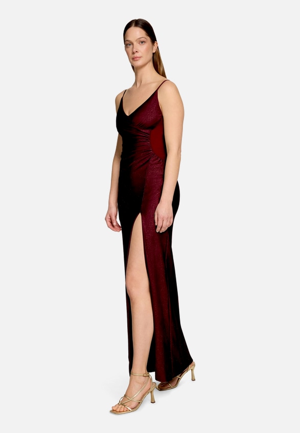 Abendkleid mit Seitenschlitzen / Modellfoto Vorderseite (Outfit)