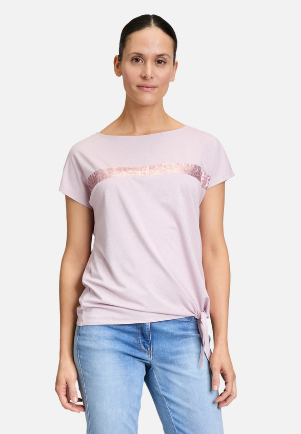 Halbarm-Shirt mit Schleifenknoten / Modellfoto Vorderseite