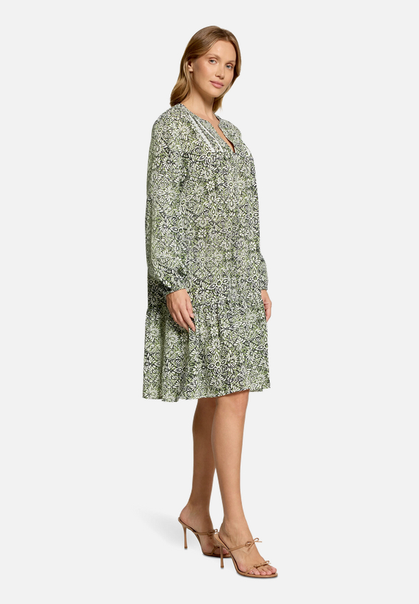 Stufenkleid mit Biesen / Modellfoto Vorderseite (Outfit)