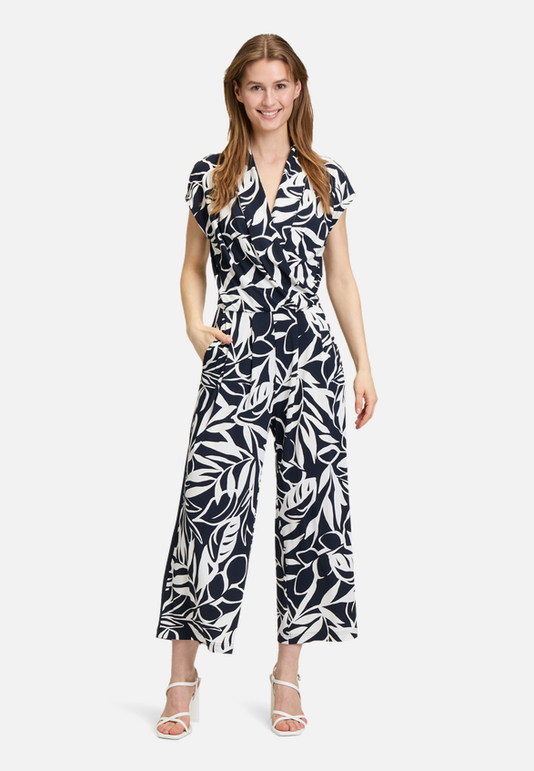 Jumpsuit mit Eingrifftaschen / Modellfoto Vorderseite