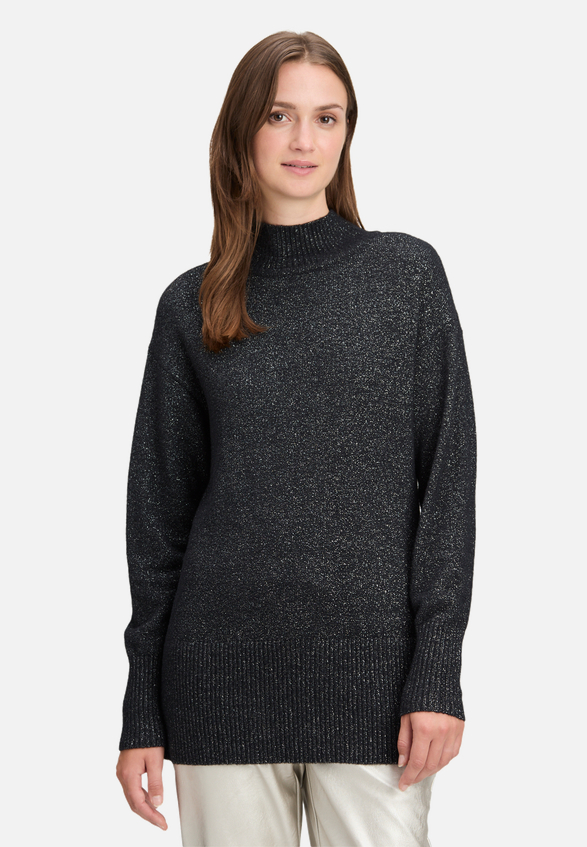 Strickpullover mit Lurexfaden / Modellfoto Vorderseite