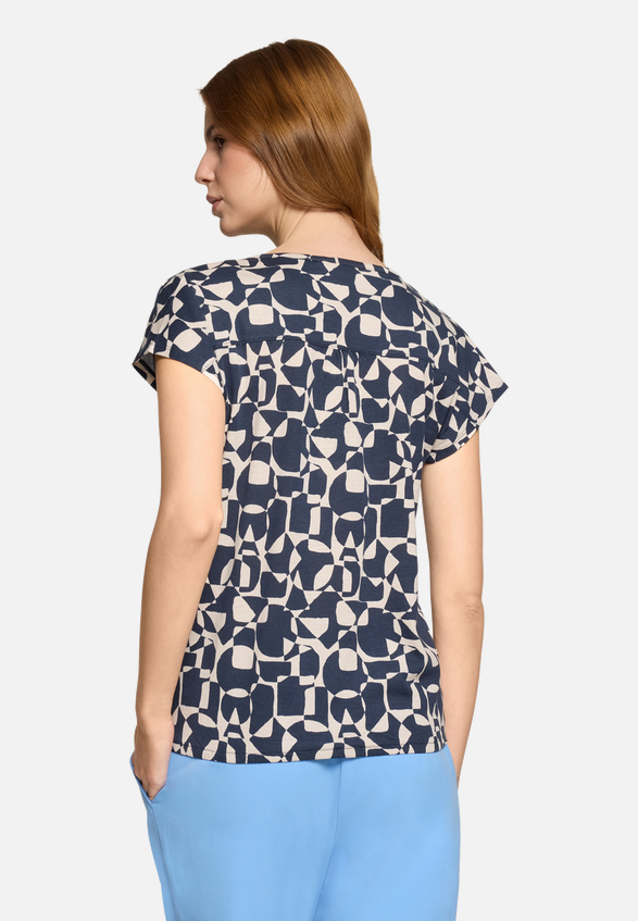 Blusenshirt mit Gummizug / Modellfoto Rückseite