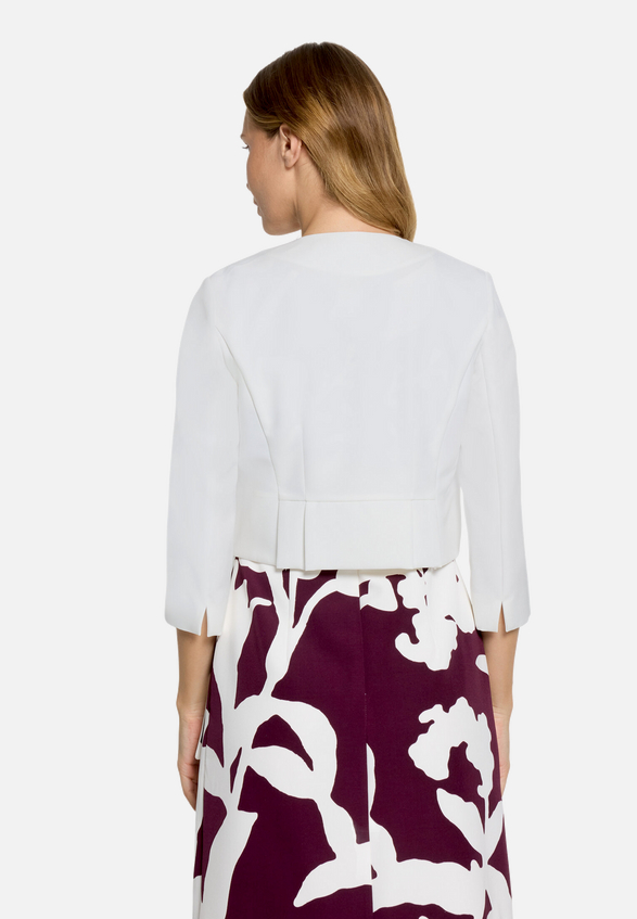 Bolero-Jacke mit Kellerfalten / Modellfoto Rückseite