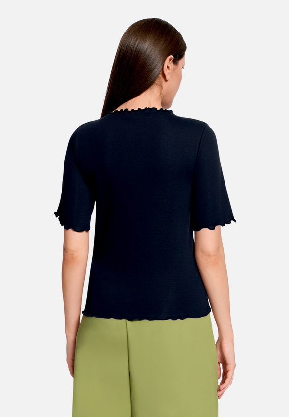 Halbarm-Shirt mit Kragen / Modellfoto Rückseite