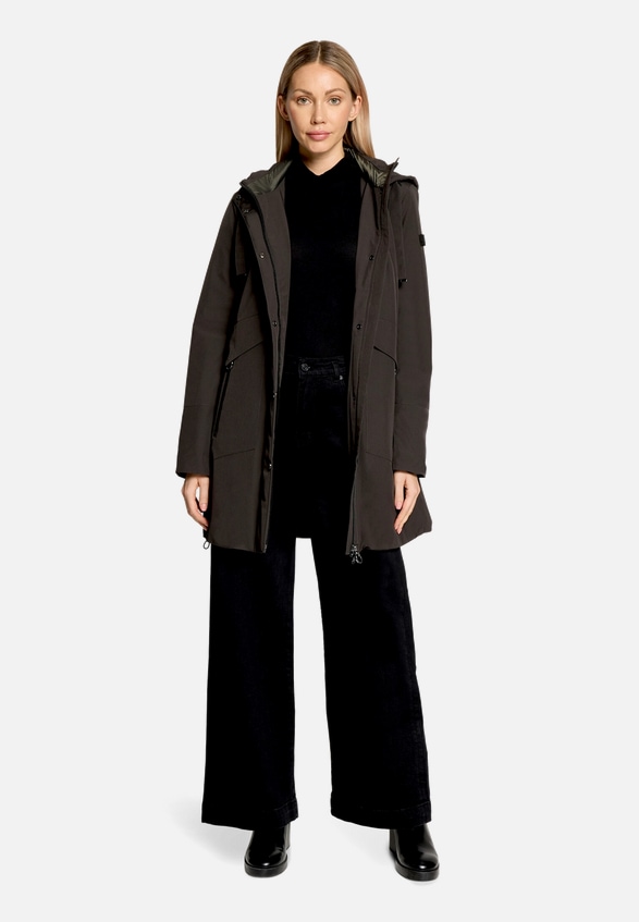 Outdoorjacke mit abnehmbarer Kapuze / Modellfoto Vorderseite (Outfit)