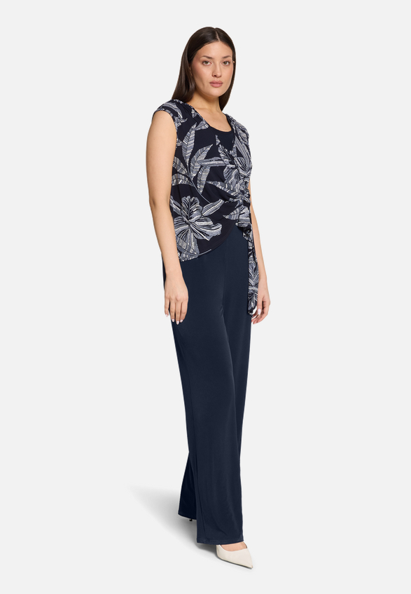 Jumpsuit im Layer Look / Modellfoto Vorderseite (Outfit)