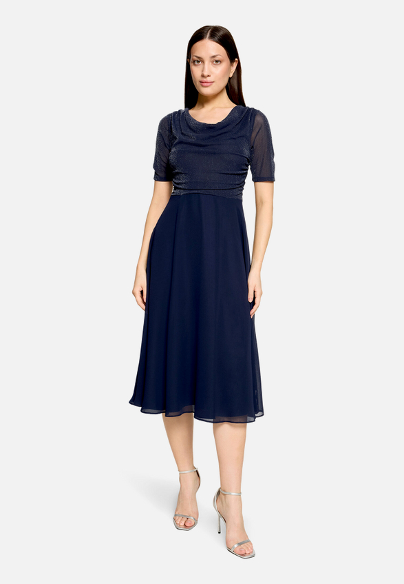 Cocktailkleid im Glitzer-Look / Modellfoto Vorderseite