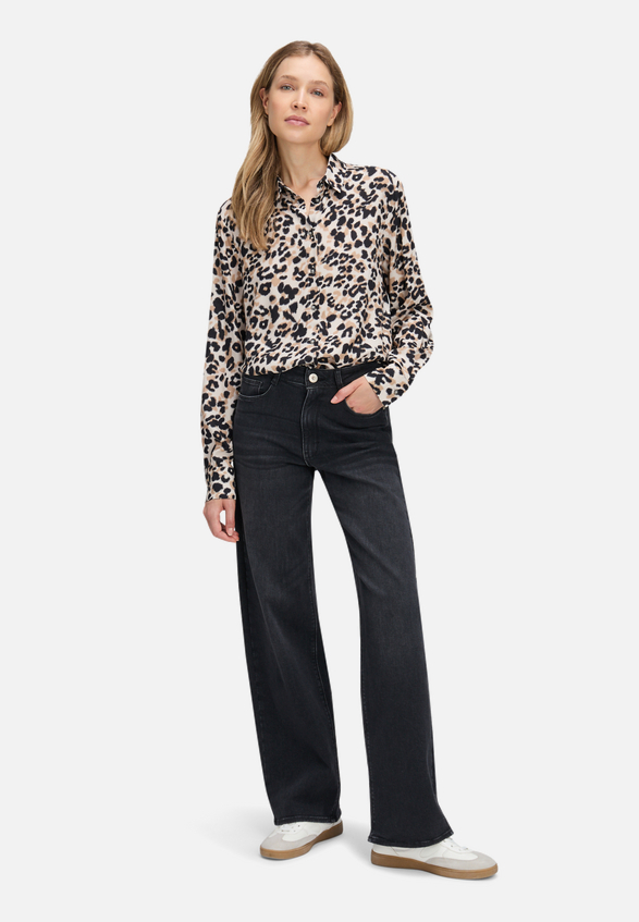 Hemdbluse mit Print / Modellfoto Vorderseite (Outfit)