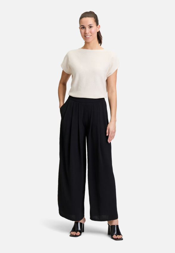 Palazzo-Hose mit weitem Bein / Modellfoto Vorderseite (Outfit)