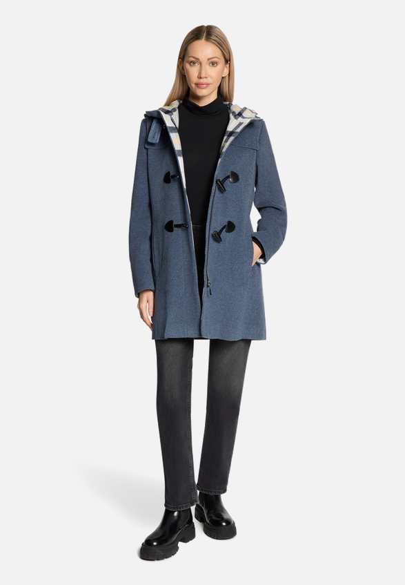 Dufflecoat mit Kapuze / Modellfoto Vorderseite (Outfit)
