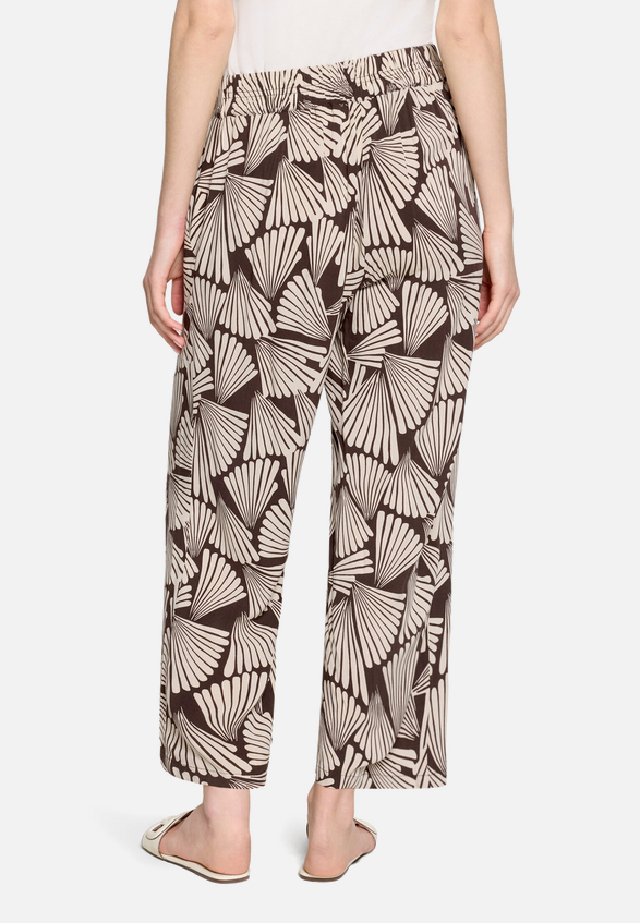 Marlene-Hose mit elastischem Bund / Modellfoto Rückseite