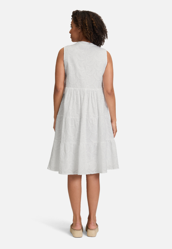 Spitzenkleid mit Lochmuster / Modellfoto Rückseite