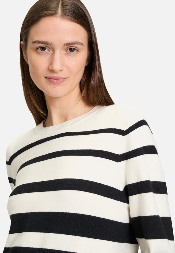 Strickpullover mit Streifen / Detailbild