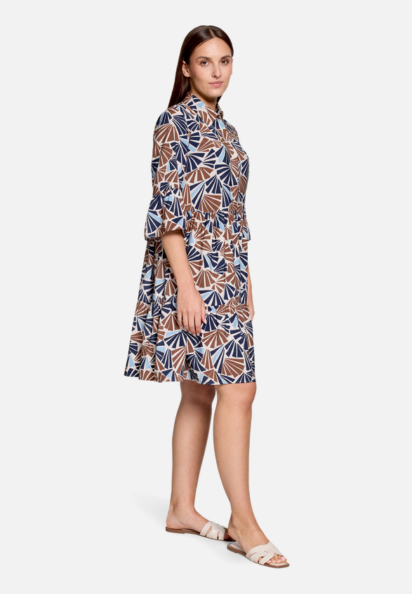 Stufenkleid mit Print / Modellfoto Vorderseite (Outfit)