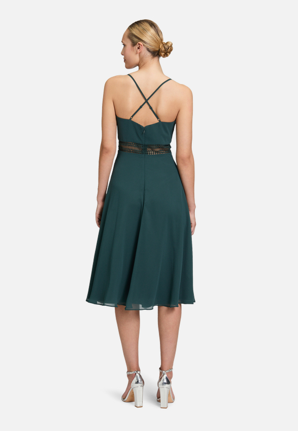 Cocktailkleid mit Wasserfallausschnitt / Modellfoto Rückseite