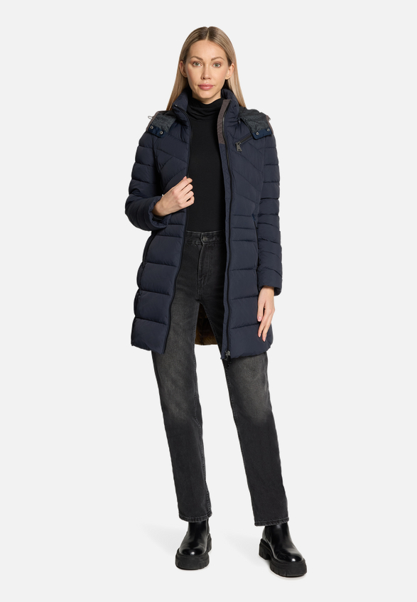 Steppmantel mit abnehmbarer Kapuze / Modellfoto Vorderseite (Outfit)