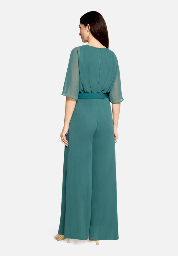 Jumpsuit mit Bindegürtel / Modellfoto Rückseite