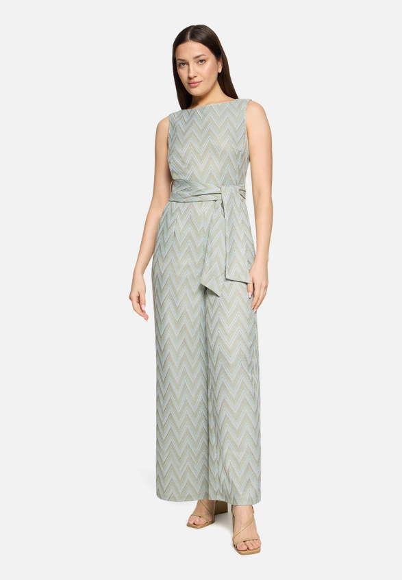 Jumpsuit mit Bindegürtel / Modellfoto Vorderseite