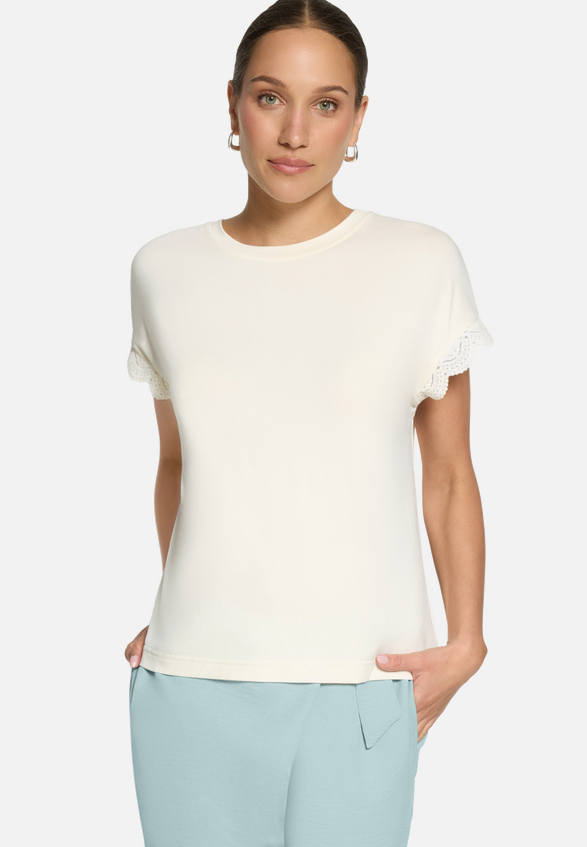 T-Shirt mit Spitze / Modellfoto Vorderseite