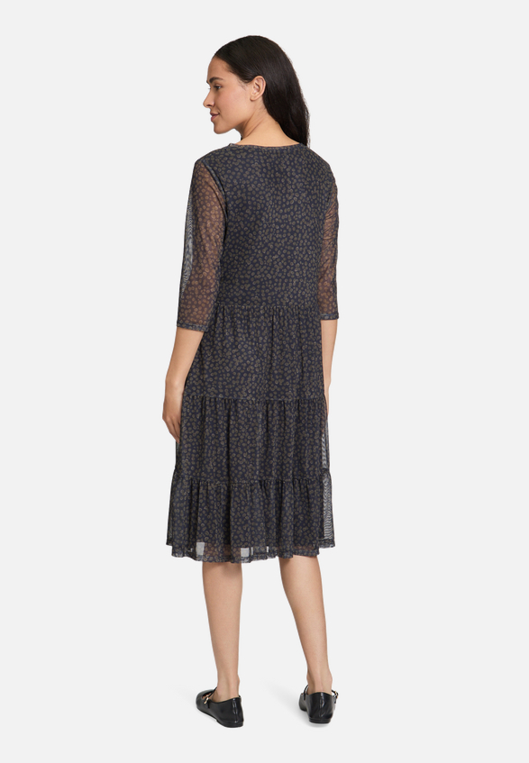 Stufenkleid mit Stufen / Modellfoto Rückseite