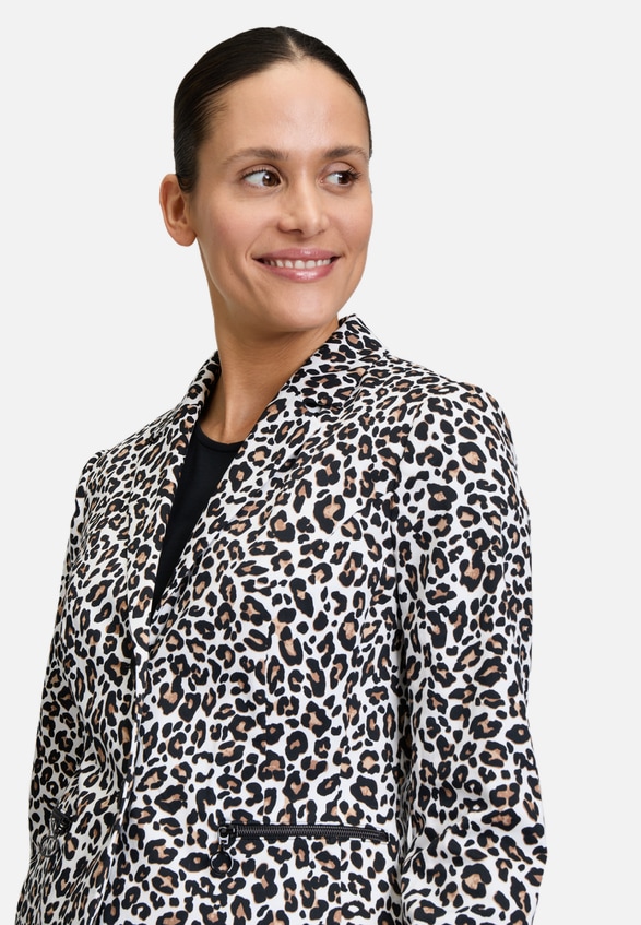 Kurzblazer mit Animalprint / Detailbild