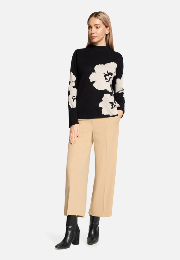 Culotte  mit Bügelfalte und elastischem Bund / Modellfoto Vorderseite (Outfit)