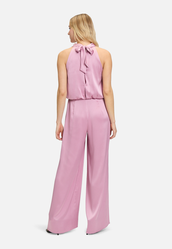 Jumpsuit mit Taschen / Modellfoto Rückseite