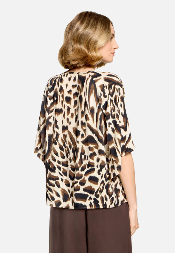 Casual-Bluse mit Muster / Modellfoto Rückseite