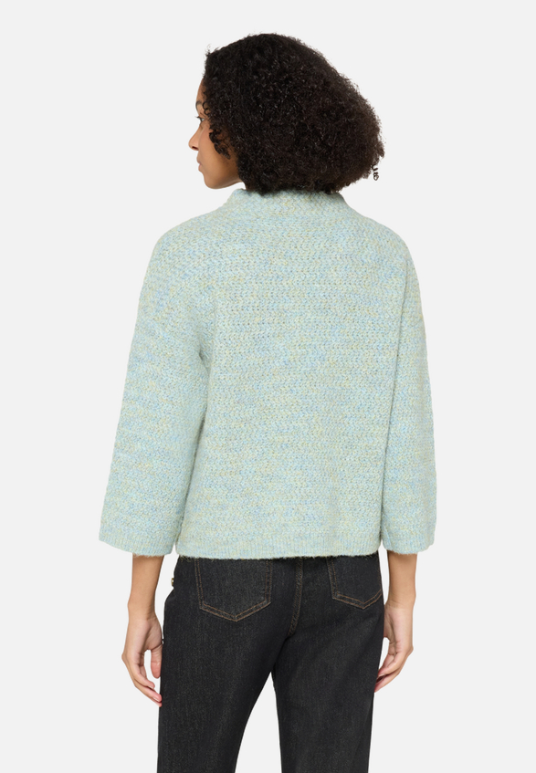 Strickpullover mit Stehkragen / Modellfoto Rückseite